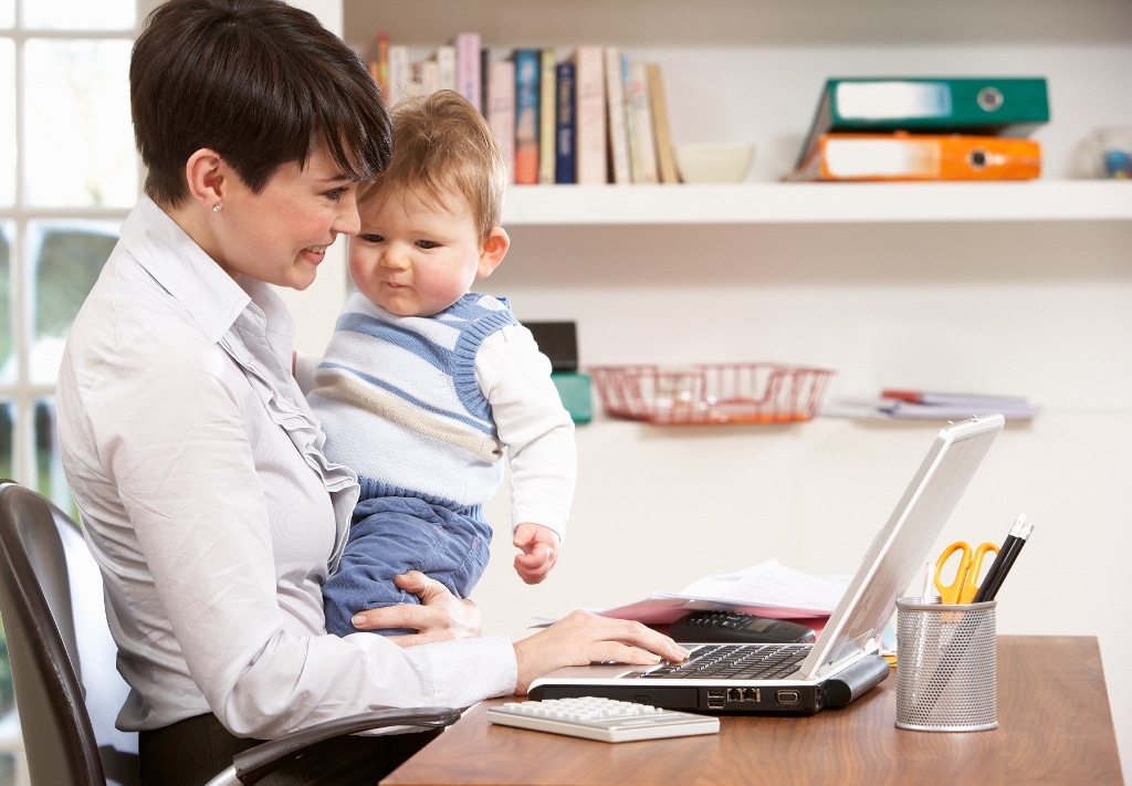 Look the baby work. Бизнес мама. Working from Home с детьми картинки.